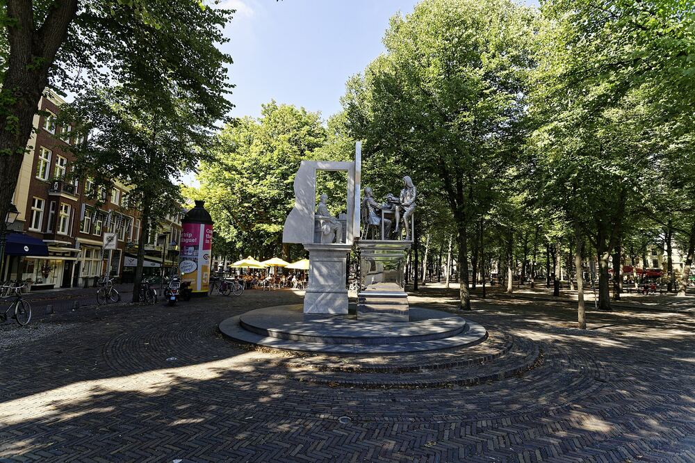 Terrassen onder de bomen op het Lange Voorhout in Den Haag