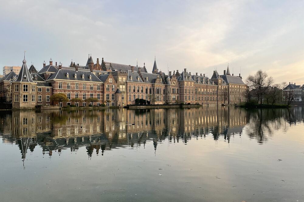 Het Binnenhof weerspiegeld in de Hofvijver in Den Haag