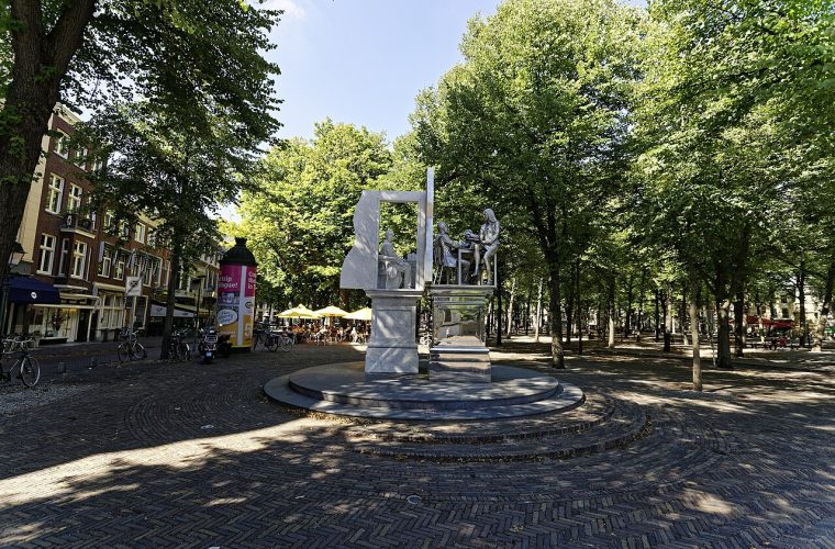 Internationale feestvreugde op het Lange Voorhout: bezoekers genieten van wereldmuziek en streetfood onder de bomen