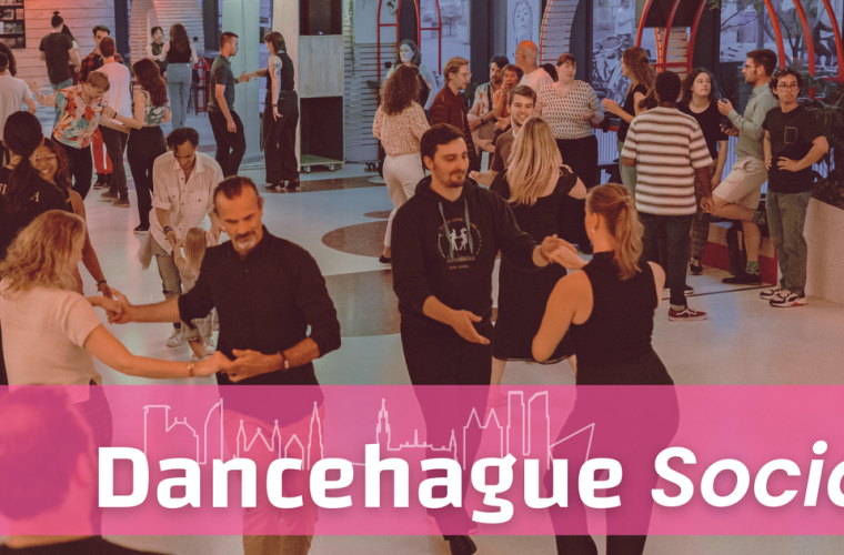 Groep dansers op het Kunstenplein in Den Haag tijdens een social dance-avond van DanceHague