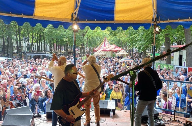 Het Lange Voorhout in Den Haag tijdens het Jalan Jalan Festival, met bezoekers die genieten van Indonesische cultuur en culinaire belevenissen.