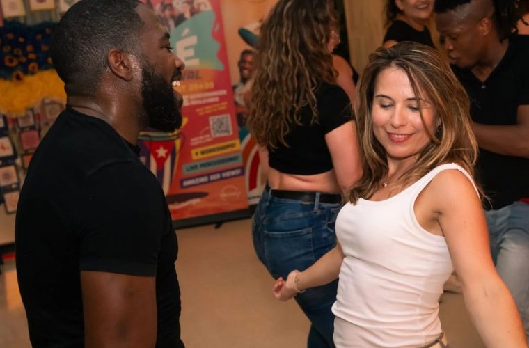 Dansers voeren bachata uit op het Kunstenplein in Den Haag, een romantische Dominicaanse paardans onder de open hemel.