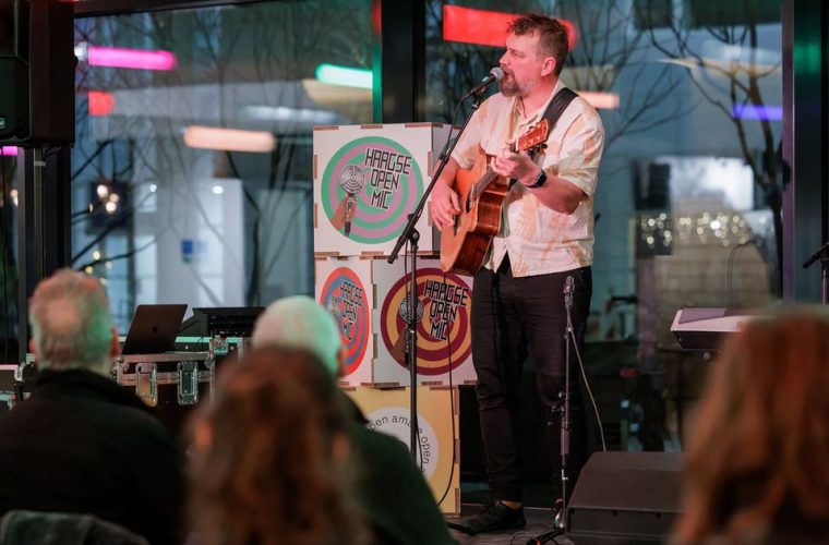 Het Kunstenplein in Den Haag met een open podium waar muzikanten hun eigen werk presenteren tijdens Haagse Open Mic