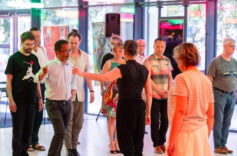 Dansers in traditionele tangokledij voeren een passionele tango uit op het Kunstenplein in Den Haag