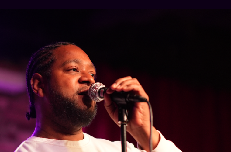 The Artist Rhymz Jamsessie op het Kunstenplein Den Haag: artiesten in een intieme setting met microfoon en muzikale instrumenten, sprekers en luisteraars dicht bij elkaar